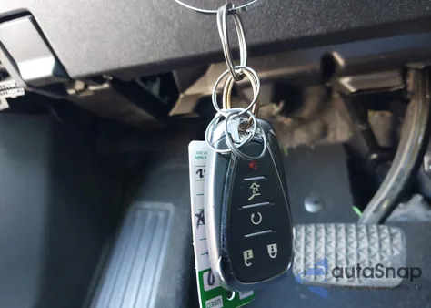 2018 Chevrolet Equinox Premier z USA, uszkodzony, nr VIN 2GNAXWEX9J6219922